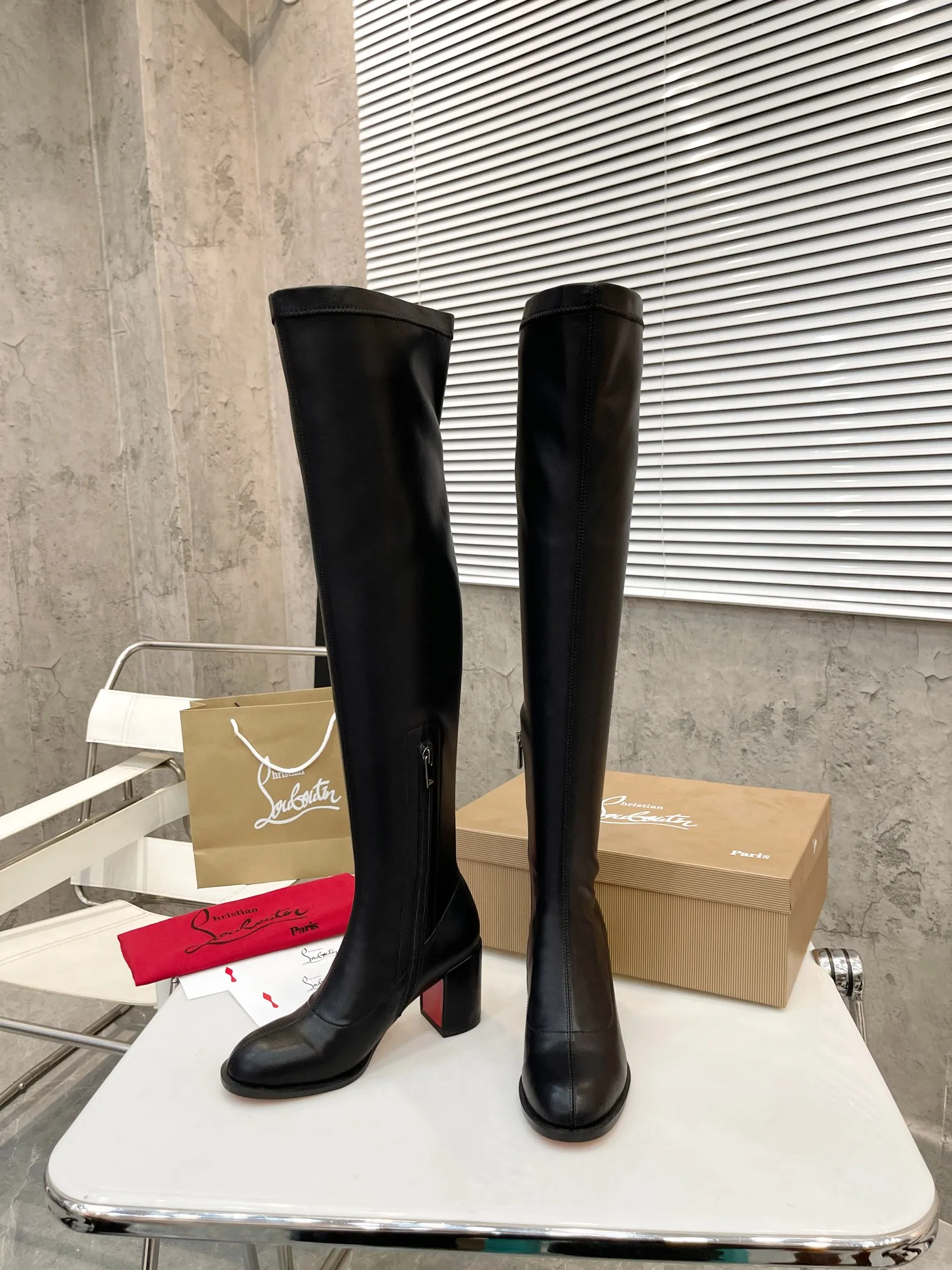 👟👟Ex-factory price 640👟👟 Christian Louboutin (CL) launches new thick-heeled stretch ankle boots, which are classic and refined, with smooth and slender lines. Fitted with 70mm square heel. The tube height is 22 inches.  ✅Fabric: stretch velvet leather ✅Lining: sheepskin ✅Outsole/heel height: rubber Heel height 7cm ✅Color: black stretch velvet black stretch leather khaki stretch suede ✅Code number: 34-41 (34,41 customized) ✅Packaging: original board packaging
